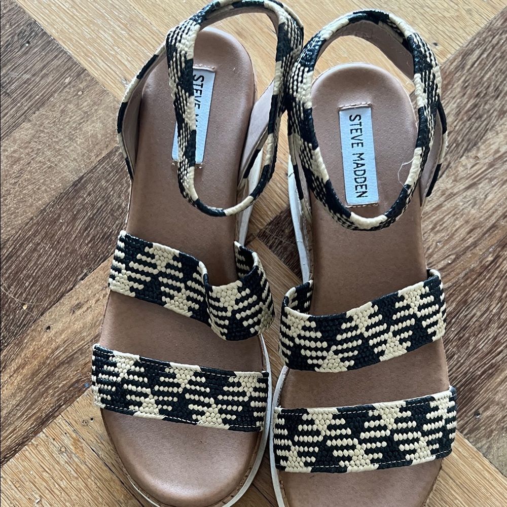 Steve Madden Black and Tan Patterned Sandals